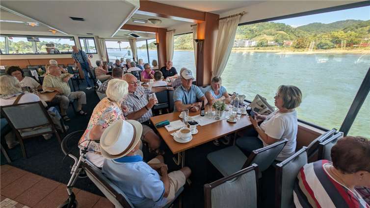 Gemeinschaft erleben: Kaffee, Kuchen und Musik sorgten für beste Stimmung an Bord. Foto: Arno Jacobi