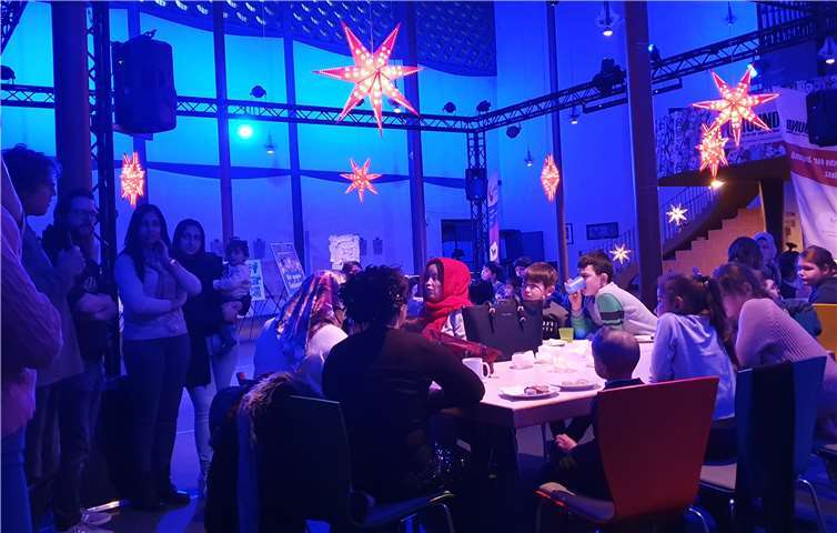 Gemeinschaftliches Beisammensein, Basteln von weihnachtlicher Fensterdeko, Glücksgläsern und Singen von Weihnachtsliedern schufen im Zusammenspiel mit einem festlich geschmückten und beleuchteten Raum, weihnachtlichem Gebäck und Getränken eine ganz besondere Atmosphäre.Fotos: privat