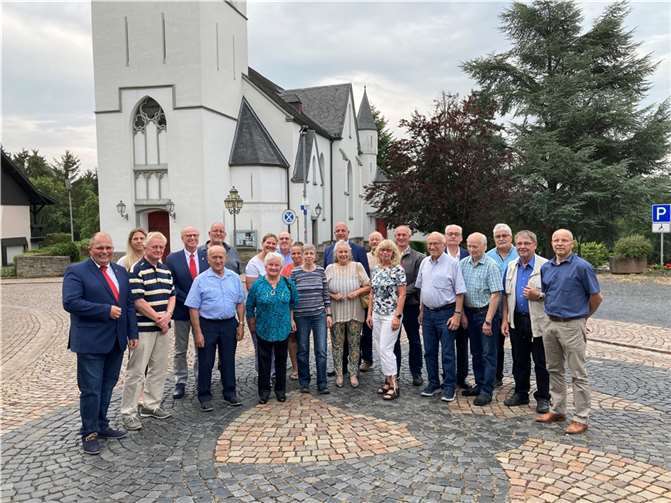 14 treue Blutspendende geehrt Gemeinschaftliches Gruppenfoto der Geehrten. Foto: privat