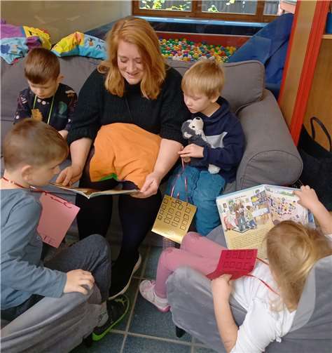Gemeinschaftliches Lesen in der Kita. Foto: Jenny Theis