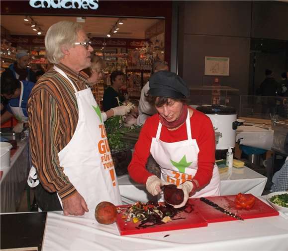 Gemüse schnippeln und die Speisen vorbereiten - alles vor den Augen der Besucher im Forum Mittelrhein.