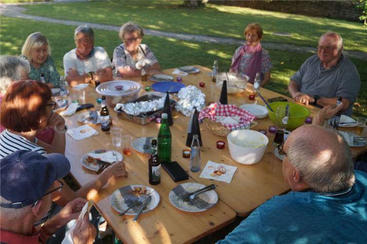 Gemütlich saßen Kolping-Aktive beim Helferinnen- und Helferfest im Pfarrhausgarten beieinander.  Foto: Th. Schneider