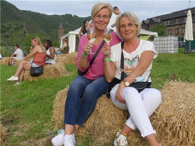 Gemütlich und rustikal war angesagt. Gerne ließen sich die Weinfreunde auch am Moselufer zum Weingenuss nieder.