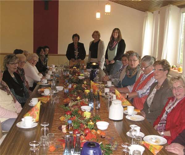Gemütlich war es an der hübsch dekorierten Kaffeetafel.  privat