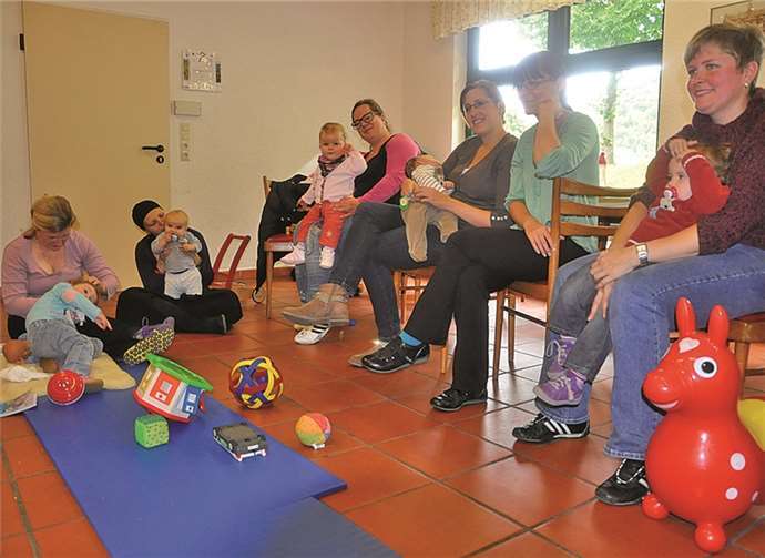 Gemütlich wird es beim Elterncafé im Advent, wenn gemeinsam stimmungsvolle Tischleuchten hergestellt werden. Privat