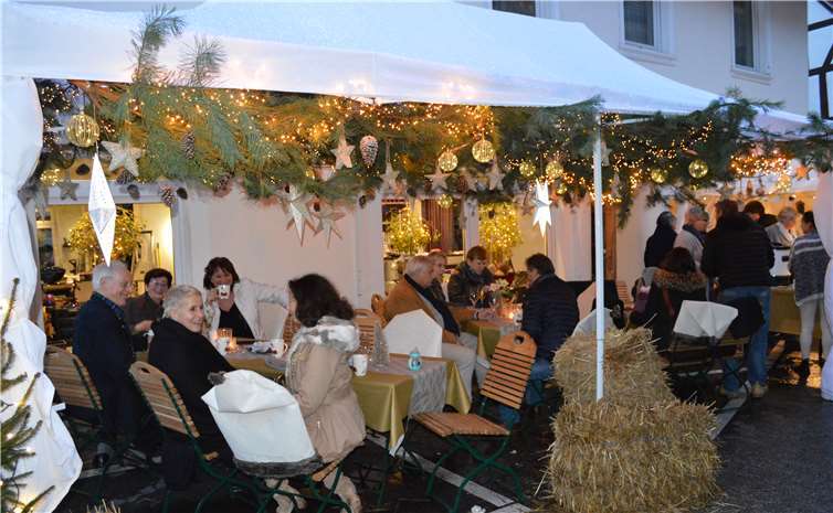 Gemütlich zusammensitzen im wunderschönen Stand.  -AB-