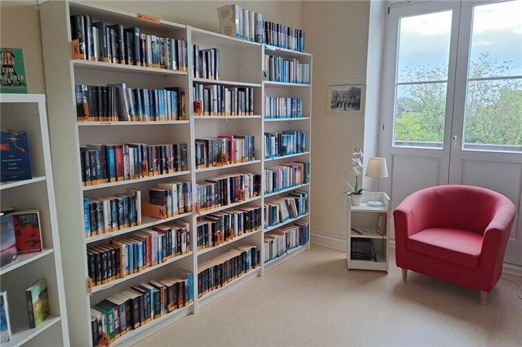 Gemütliche Leseecken laden zum Verweilen ein.