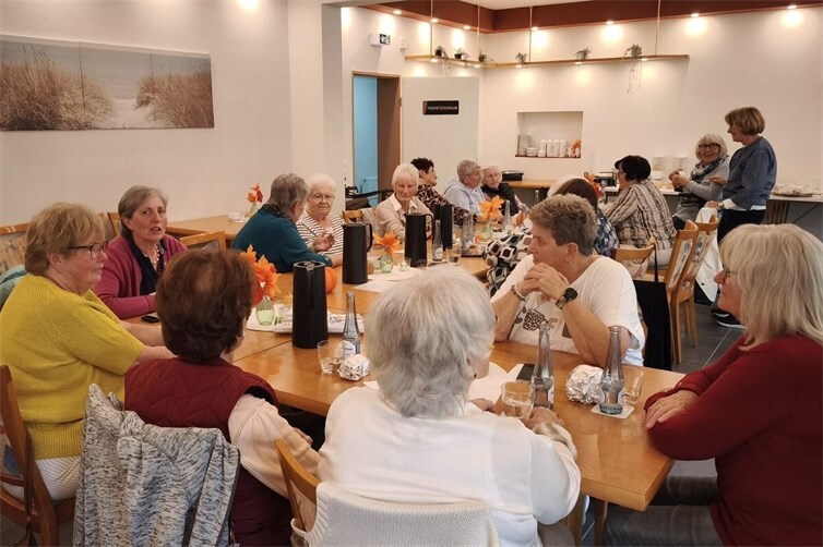 Gemütliche Runde im Frühstücksraum Horel Panorama