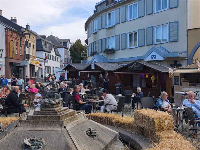 Gemütliche Sitzgelegenheiten luden zum Genießen und Verweilen ein.
