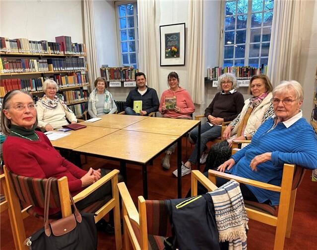 Gemütliche Stimmung in der Stadtbibliothek mit Autor Daniel Robbel.  Foto:privat