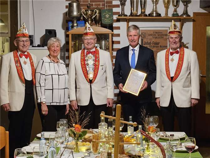 Gemütlicher Abend: Senatoren stimmen sich mit Weinprobe auf die Session ein. Foto: Wolfgang Reisdorff