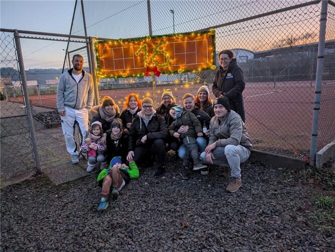 Gemütlicher Abend beim Adventsfenster des TC Hausen.  Foto: Christian Einig