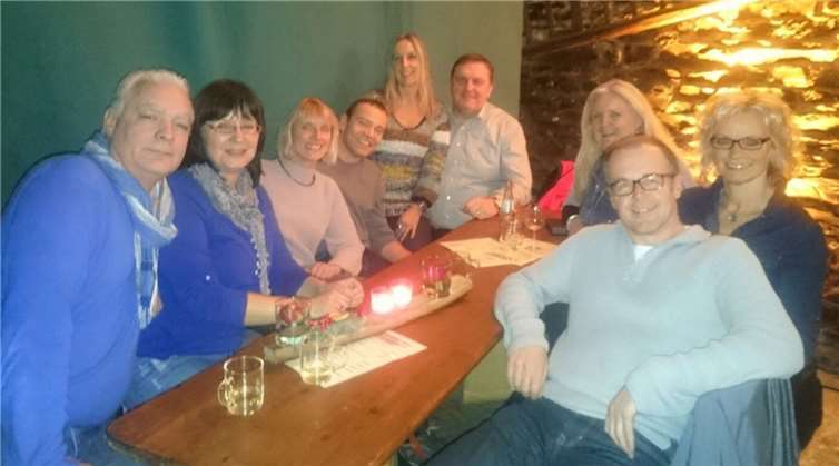 Gemütlicher Abschluss im Weinkeller bei einem Gläschen Glühwein.Privat