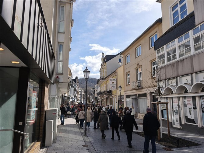 Gemütlicher Shopping-Bummel in der Neuenahrer Poststraße.