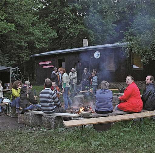 Gemütliches Beisammensein am Lagerfeuer.