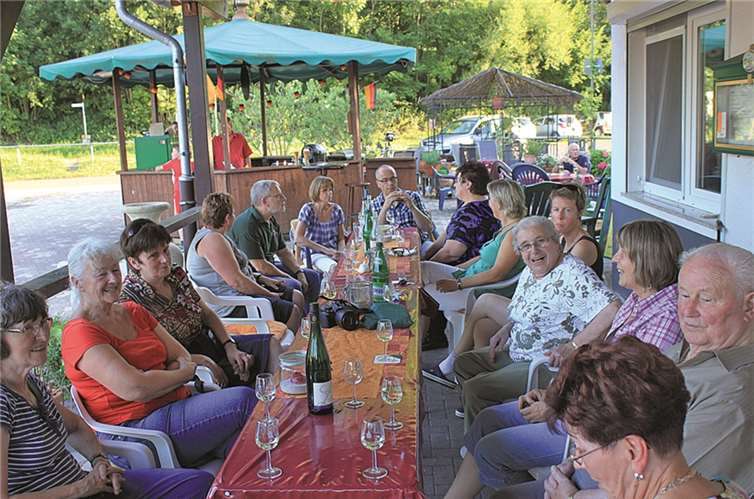 Gemütliches Beisammensein, angeregte Gespräche und gutes Essen - Der Grillabend der Razejungen.privat