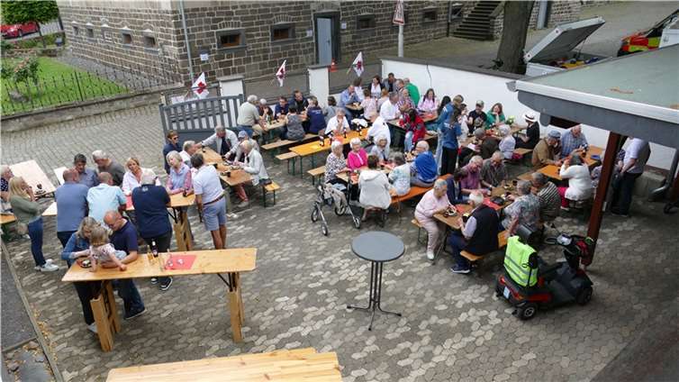 Gemütliches Beisammensein bei Kaffee und Kuchen im Hof des DRK-Heim auf der Kellerei.  Fotos: Thomas Borsdorf