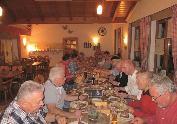 Gemütliches Beisammensein bei einer deftigen Brotzeit ...