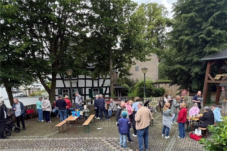 Gemütliches Beisammensein beim Dorftreff an der Kapelle.