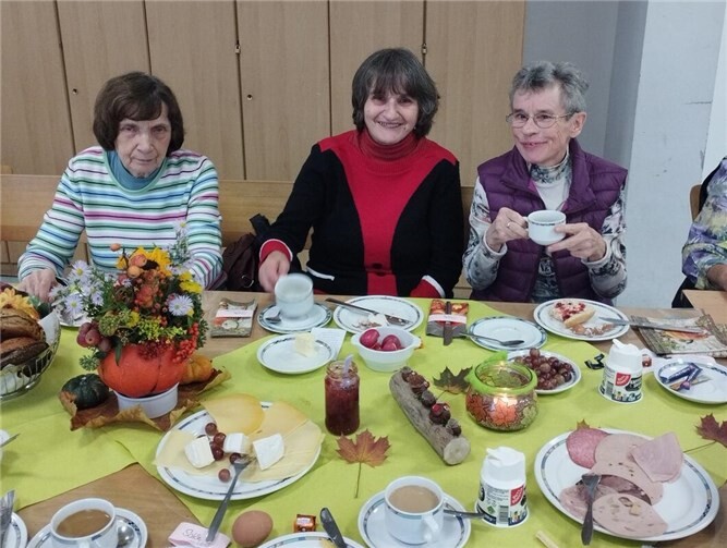 Gemütliches Beisammensein beim Erntedankfrühstück.  Fotos: privat