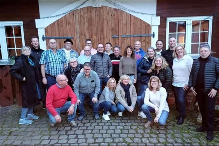 Gemütliches Beisammensein: der Schuljahrgang genießt sein Wiedersehen. Foto: privat