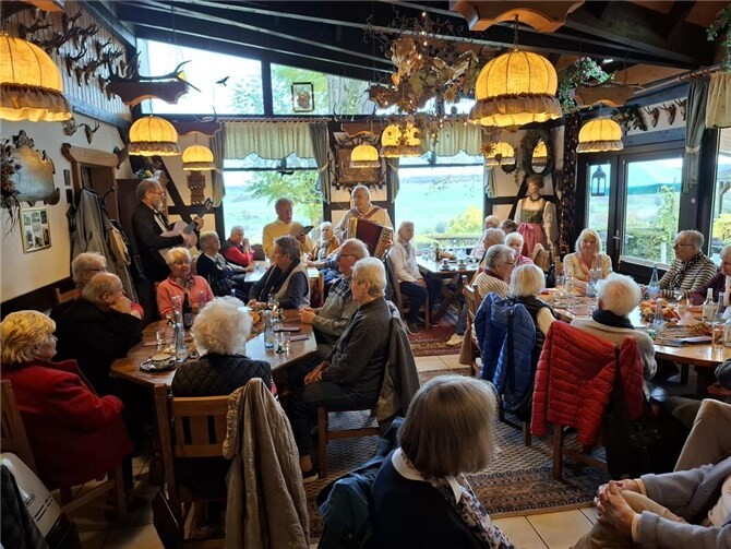 Gemütliches Beisammensein der Senioren im „Ännchen“.  Foto: Stadtverwaltung Sinzig