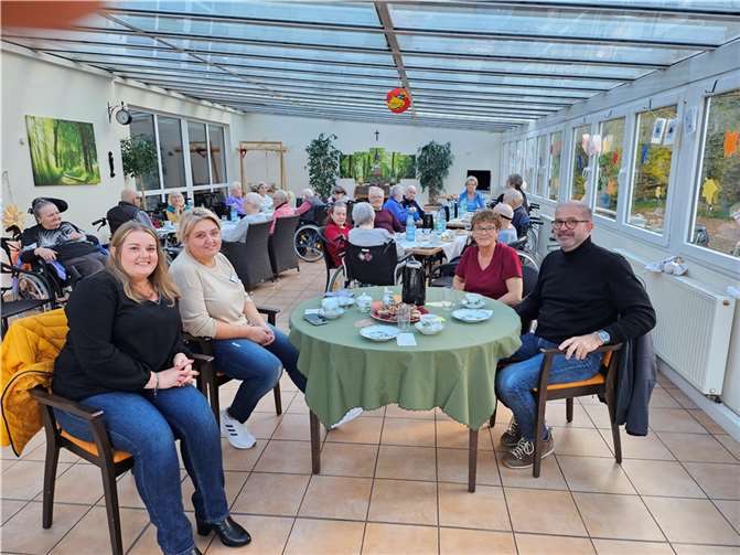 Gemütliches Beisammensein im Wintergarten der AWO Kettig. Foto: Oliver Hartmann