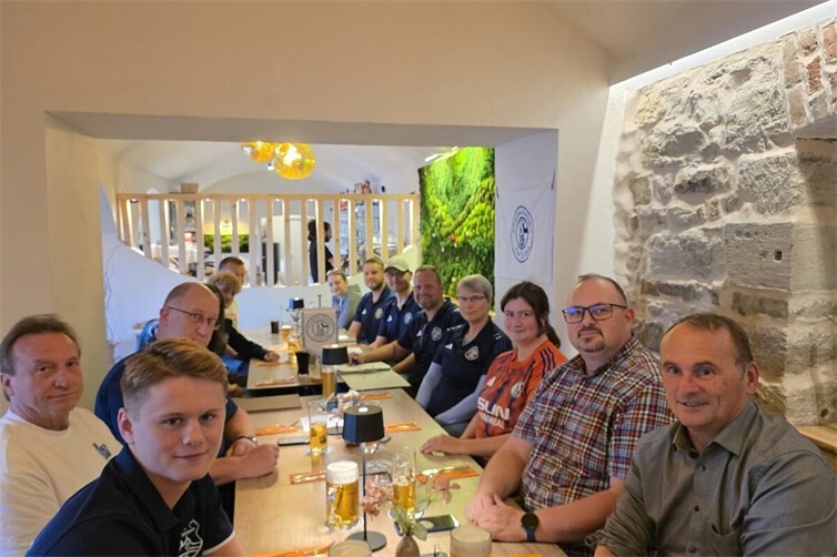 Gemütliches Beisammensein in Remagen nach dem offiziellen Teil der Jahreshauptversammlung des Fanclubs „Königsblau Remagen“.