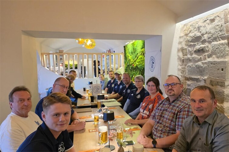 Gemütliches Beisammensein in Remagen nach dem offiziellen Teil der Jahreshauptversammlung des Fanclubs „Königsblau Remagen“.