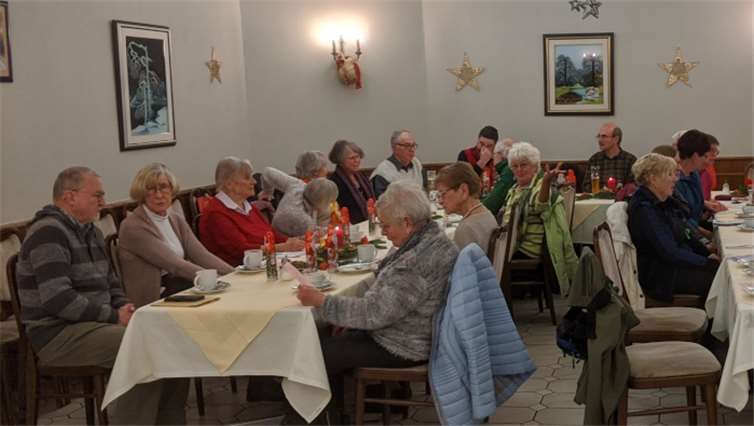 Gemütliches Beisammensein mit kurzweiligem Programm mit Liedern und adventlichen Geschichten.