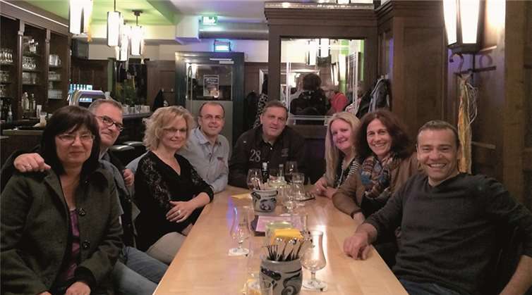 Gemütliches Beisammensein nach dem Theaterbesuch.  Privat