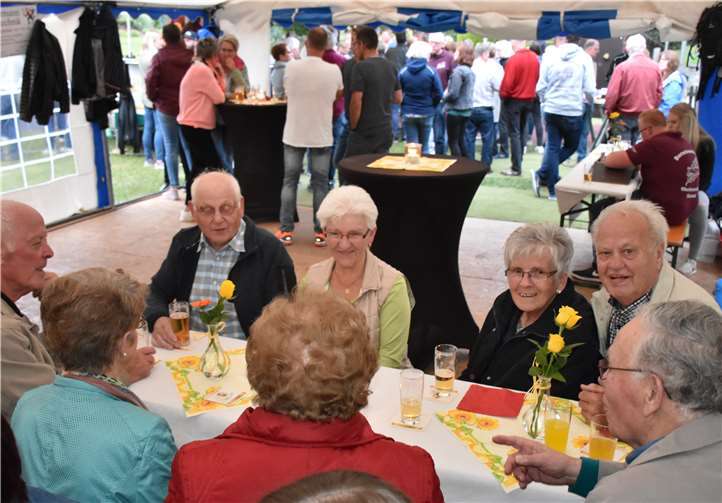 Gemütliches Beisammenseinim kleinen Festzelt am Bur in Gierend.