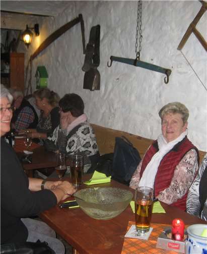 Gemütliches Beisammensitzen im Forsthaus Kühkopf.privat