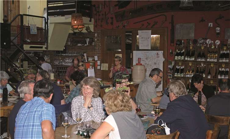 Gemütliches Feiern beim Winzer. Sitzplätze waren beim Straßenweinfest in Eller meist Mangelware. Der Wein schmeckte aber auch im Stehen.