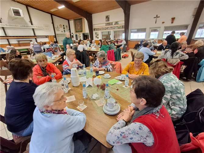 Gemütliches Zusammensein in der Schützenhalle.  Foto: Ute Quirbach
