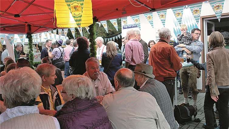 Gemütliches Zusammensein vor dem Vereinsheim des NCR in der Mozartstraße.
