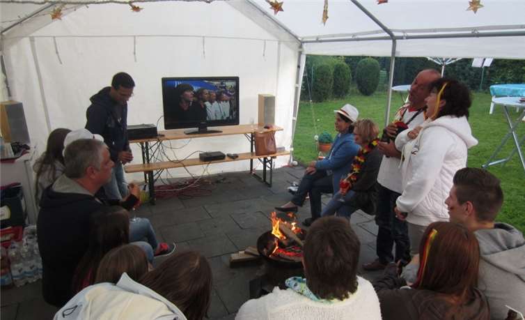 Gemütlichkeit kam auf rund um das Lagerfeuer im Zelt. So konnte auch das etwas launische Wetter den Feiernden nichts anhaben. privat