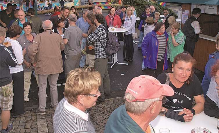 Gemütlichkeit und geselliges Beisammensein bereits bei der Eröffnung der Kirmes auf dem Höhenstadtteil Karthause.