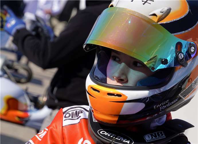 Genau beobachtet der Neulingdie Konkurrenz in der neuen Klasse.