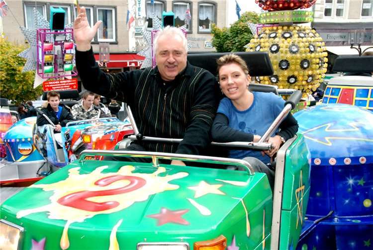 Genau so rasant wie eine Fahrt mit Schwiegertochter Martina auf dem „Break Dancer“, verlief auch das Schaustellerleben von Wolfgang Wingender.