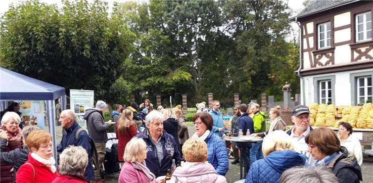 Genau so wichtig wie essen und trinken: Der Austausch von Neuigkeiten beim Kartoffelfest in Bassenheim. Foto: Heimatverein