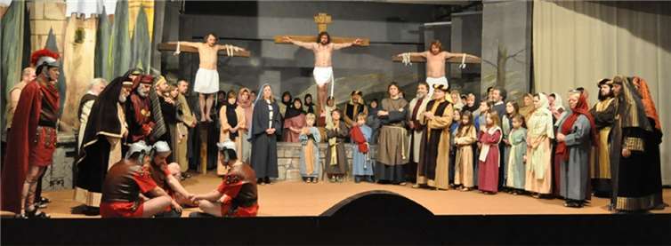 Genau wie auf diesem Archivfoto zu sehen soll es wieder werden. Dann, wenn es im Jahr 2025 in der Riedener Pfarrkirche heißt: „Es ist vollbracht“.  Fotos: BS