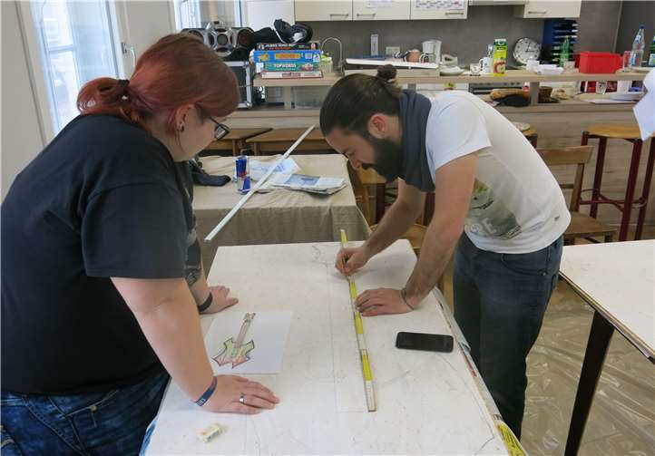 Genaues Umsetzen des Entwurfs durch Cindy Hanssen und Tim Gillesfeld.