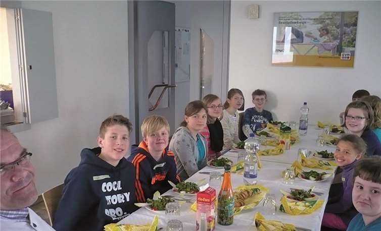 Genauso viel Spaß wie das gemeinsame Kochen unter Anleitung von Küchenmeister Thomas Spiller machte es den Jugendlichen, das leckere Menü anschließend in gut gelaunter Runde zu genießen. privat