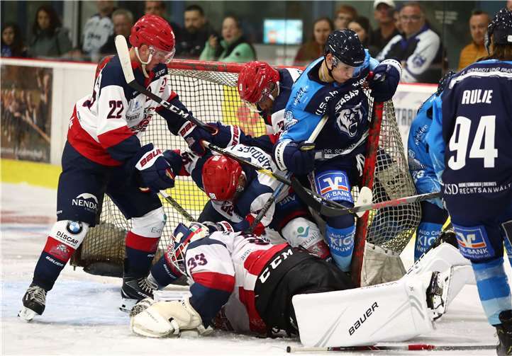 Genauso viele Spieler wie in dieser Situation fanden auch Schüsse in den 60 Test-Minuten des EHC gegen Lüttich den Weg ins Tor, nämlich vier. Maximilian Herz, hier im Lütticher Getümmel, erzielte das 1:0 für die Bären. Foto: privat