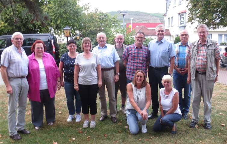 Generalapotheker a. D. Wolfgang Ackermann (links) und Werner Schüller (rechts) haben das Treffen der ehemaligen Mitarbeiterinnen und Mitarbeiter organisiert. Privat