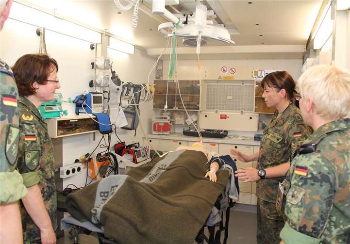 Generalarzt Almut Nolte besichtigt die Rettungsstation.