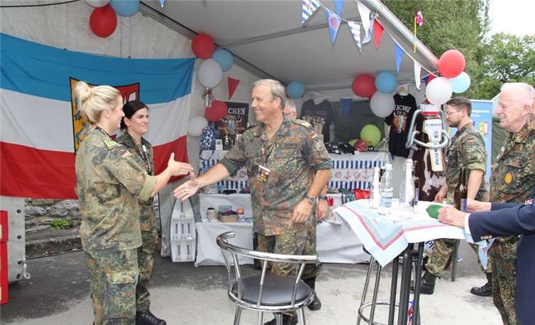 Generalarzt Dr. Armin Kalinowski begrüßt die Aussteller.