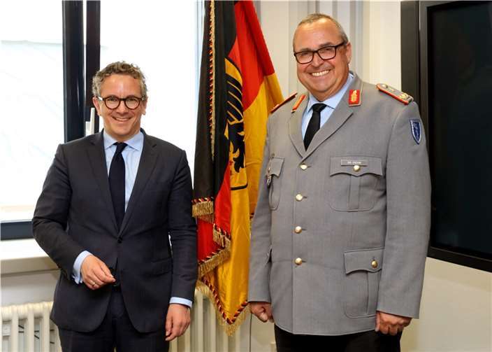 Generalarzt Dr. Diehm und der SPD-Bundestagsabgeordnete Dr. Thorsten Rudolph trafen sich zum Austausch.  Quelle: Bundeswehr / Andreas Weidner