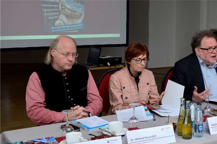 Generaldirektor Thomas Metz (Mitte) informierte bei einer Pressekonferenz über das Programm in der Festung Ehrenbreitstein. Dr. Brigitte Schmutzler, Direktorin des Landesmuseums (2.v.), stellte im Anschluss die Eiszeit-Safari vor. Hep